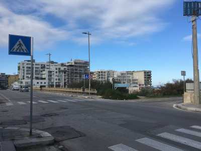 Per raggiungerla bisogna percorrere via Van Westerhout: poco prima di salire sul ponte che sovrasta il Canalone di San Girolamo...